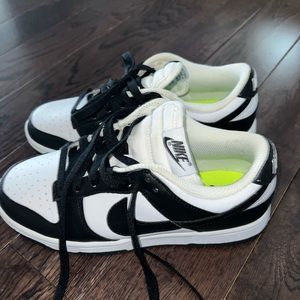 Nike women’s dunk low size 6.5. In great condition.